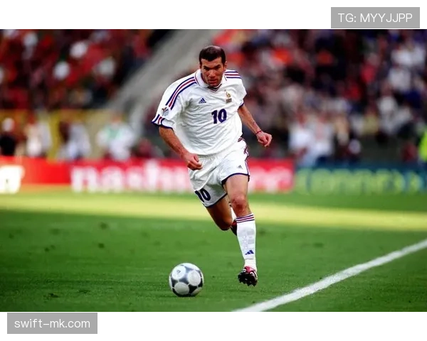 齐达内足球美学解析：优雅与智慧的完美融合，重塑现代足球理念